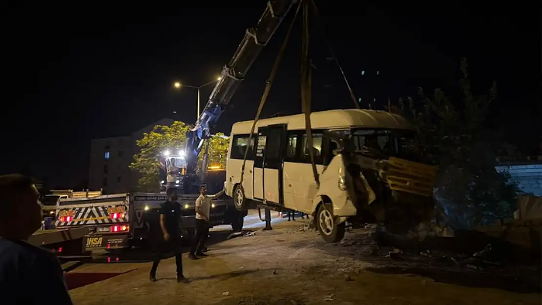 Yolcu minibüsü bahçe duvarında asılı kaldı