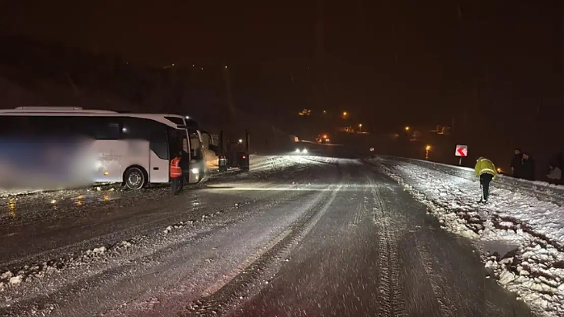 Yolcu otobüsü istinat duvarına çarptı