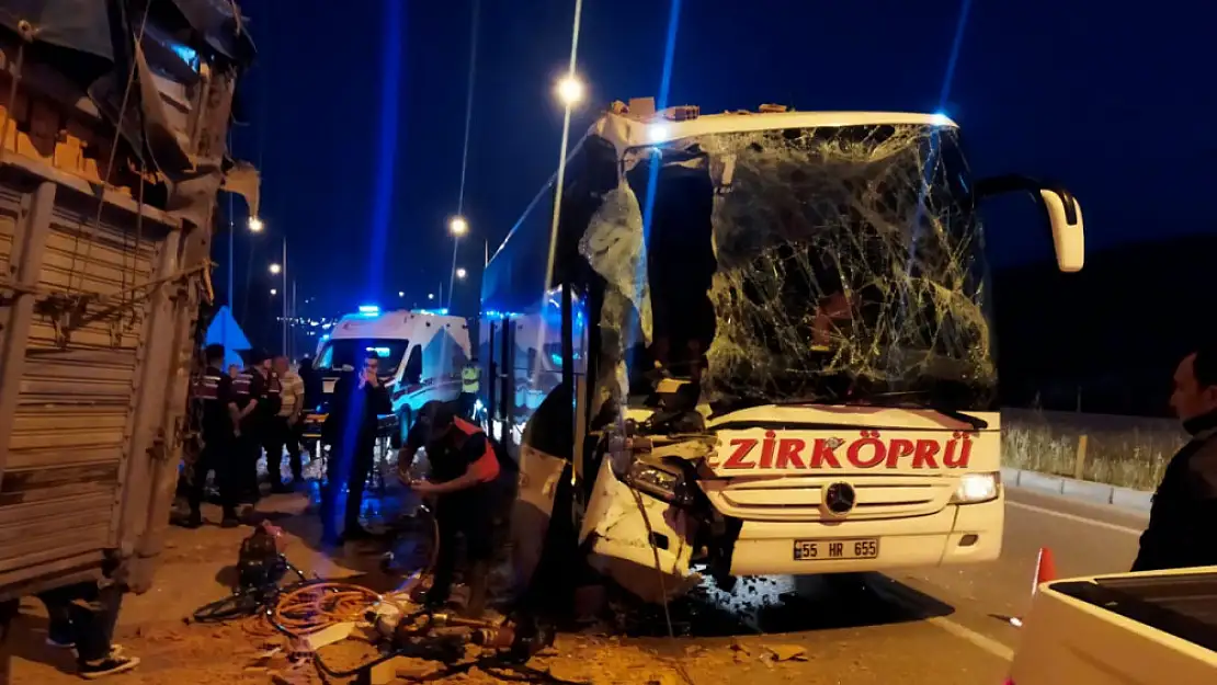 Yolcu otobüsü tuğla yüklü tıra çarptı:1 ölü, 9 yaralı