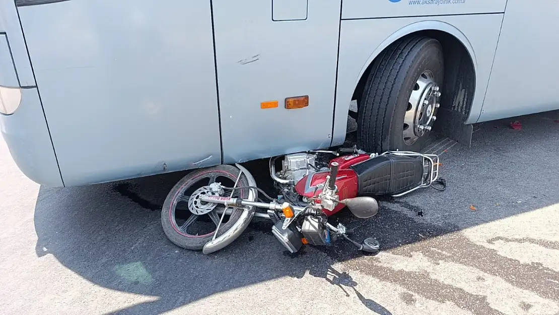 Yolcu otobüsüyle çarpışan motosikletli, lastiğin altında kalmaktan son anda kurtuldu