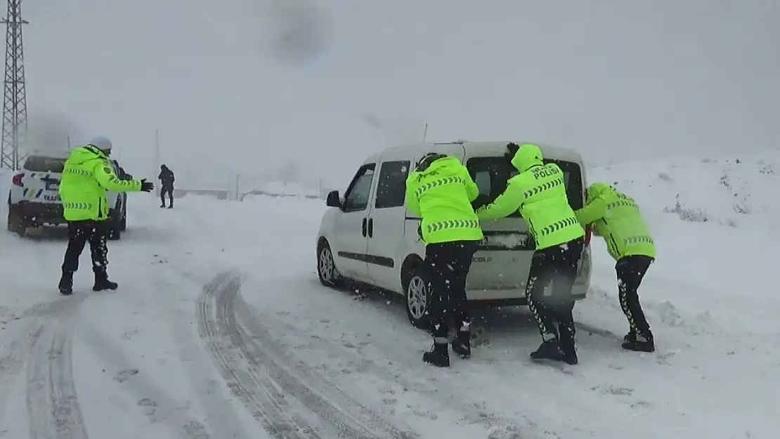 Yolda kalan sürücülerin imdadına polis yetişti