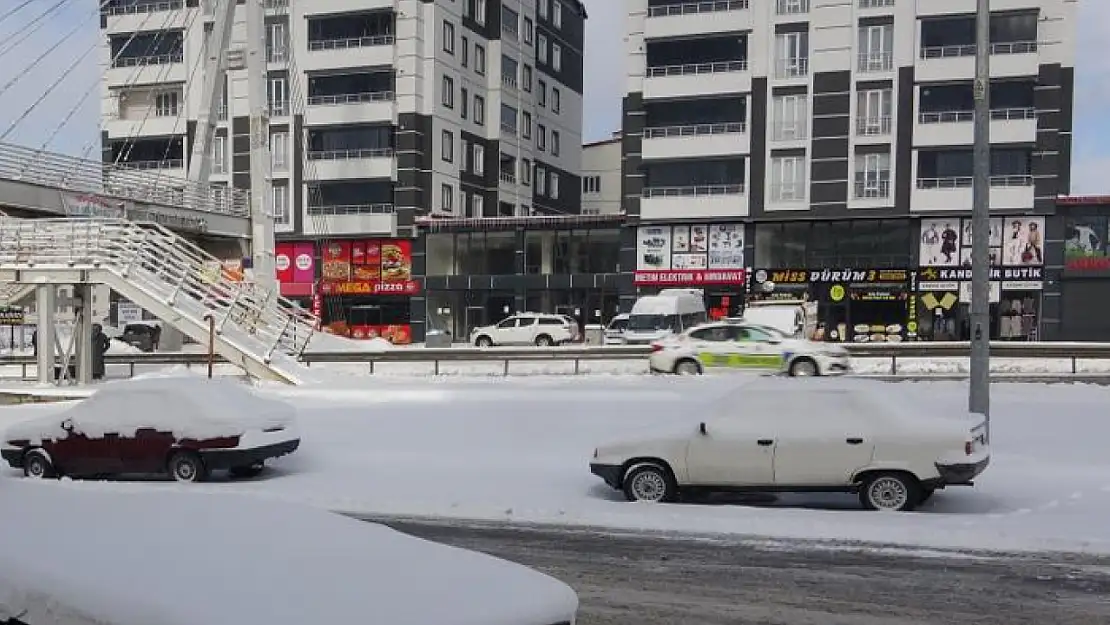 Yollar ulaşıma kapandı