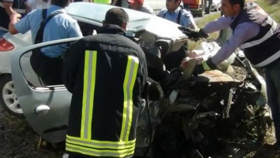 GEVAŞ'TA KAZA: 2 ÖLÜ, 2 YARALI