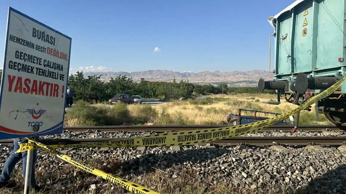 Yük treni çapa motoruna çarptı, anne ve 2 çocuğu hayatını kaybetti