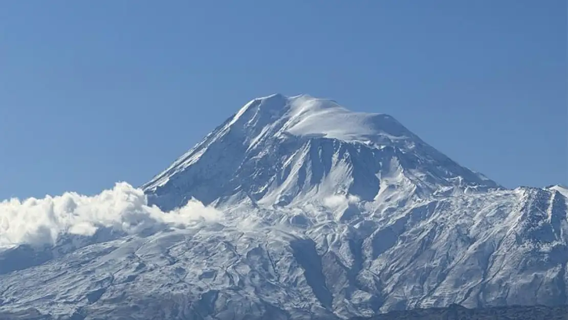 Yüksek kesimlere mevsimin ilk karı düştü