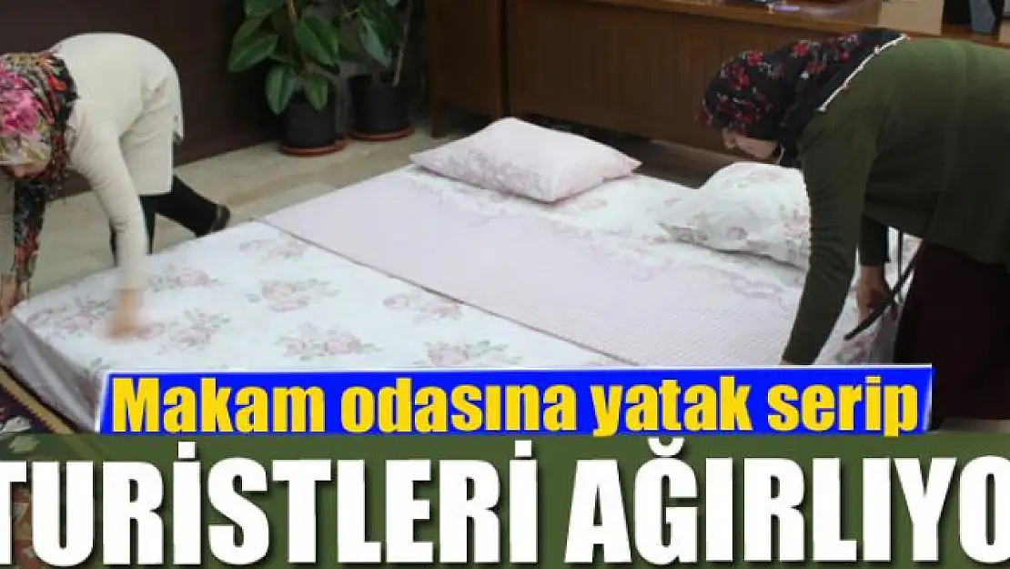 Makam odasına yatak serip turistleri ağırlıyor 