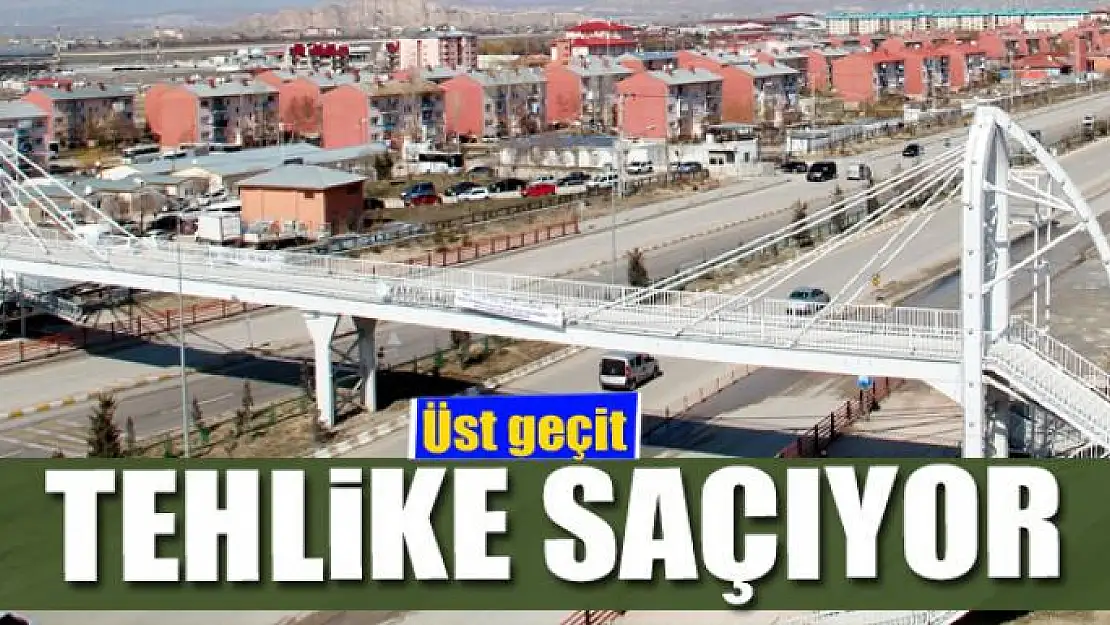 Üst geçit tehlike saçıyor