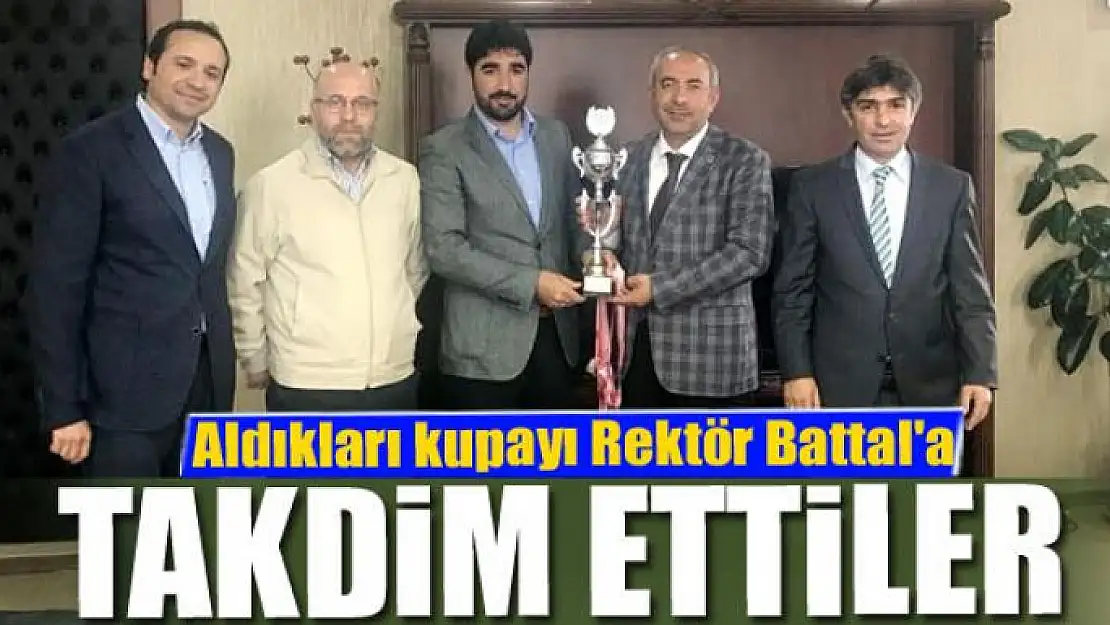 Aldıkları kupayı Rektör Battal'a takdim ettiler