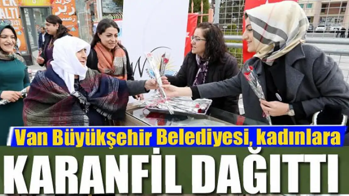 Van Büyükşehir Belediyesi, kadınlara karanfil dağıttı