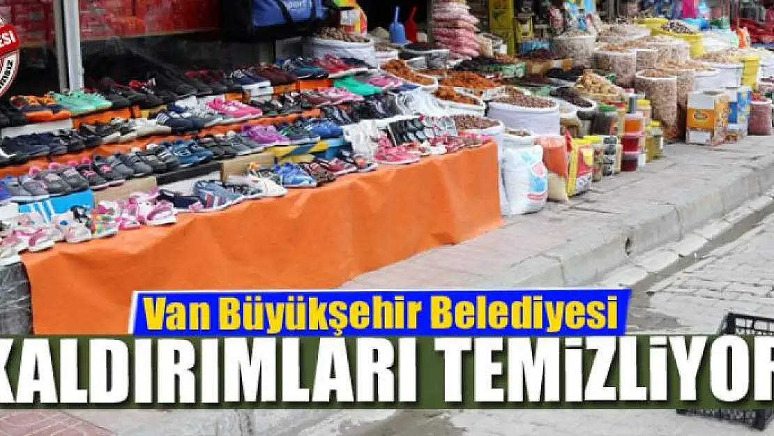 Büyükşehir kaldırımları temizliyor!