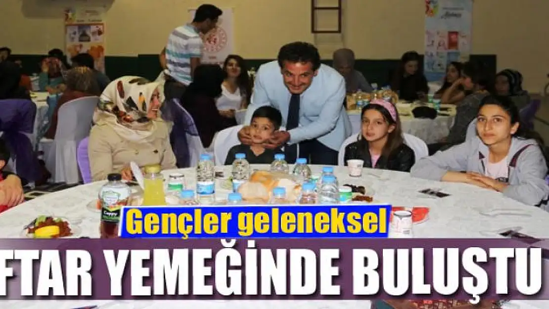 Gençler geleneksel iftar yemeğinde buluştu