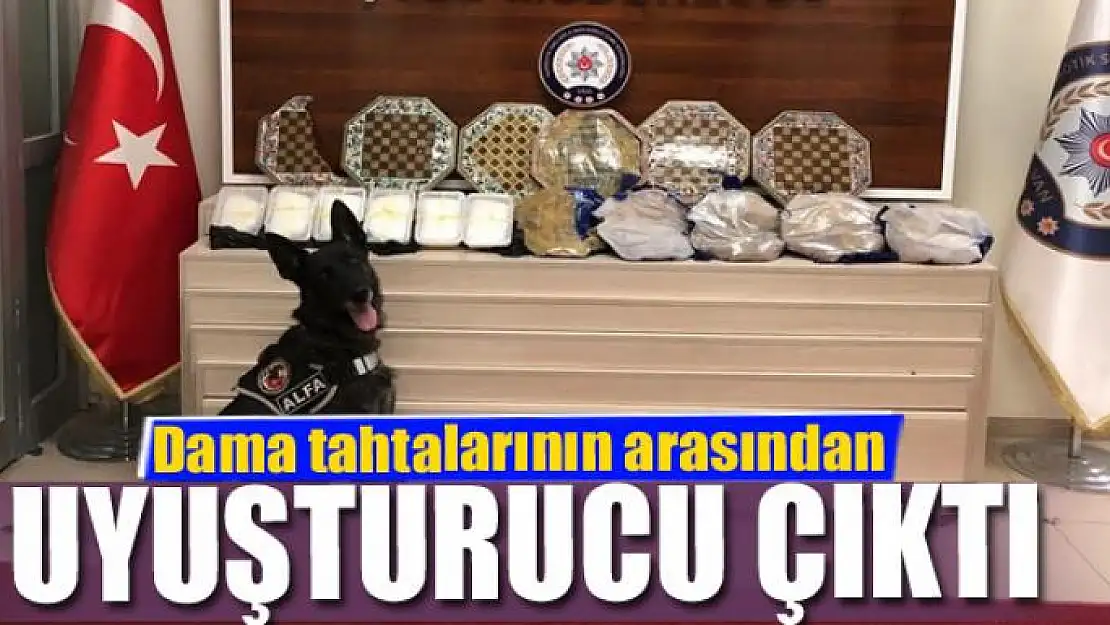 Sırt çantasındaki dama tahtalarının arasından uyuşturucu çıktı