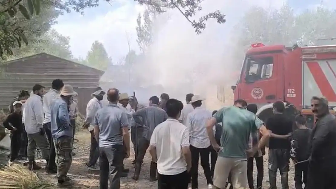 Yüksekova'da ot yangını