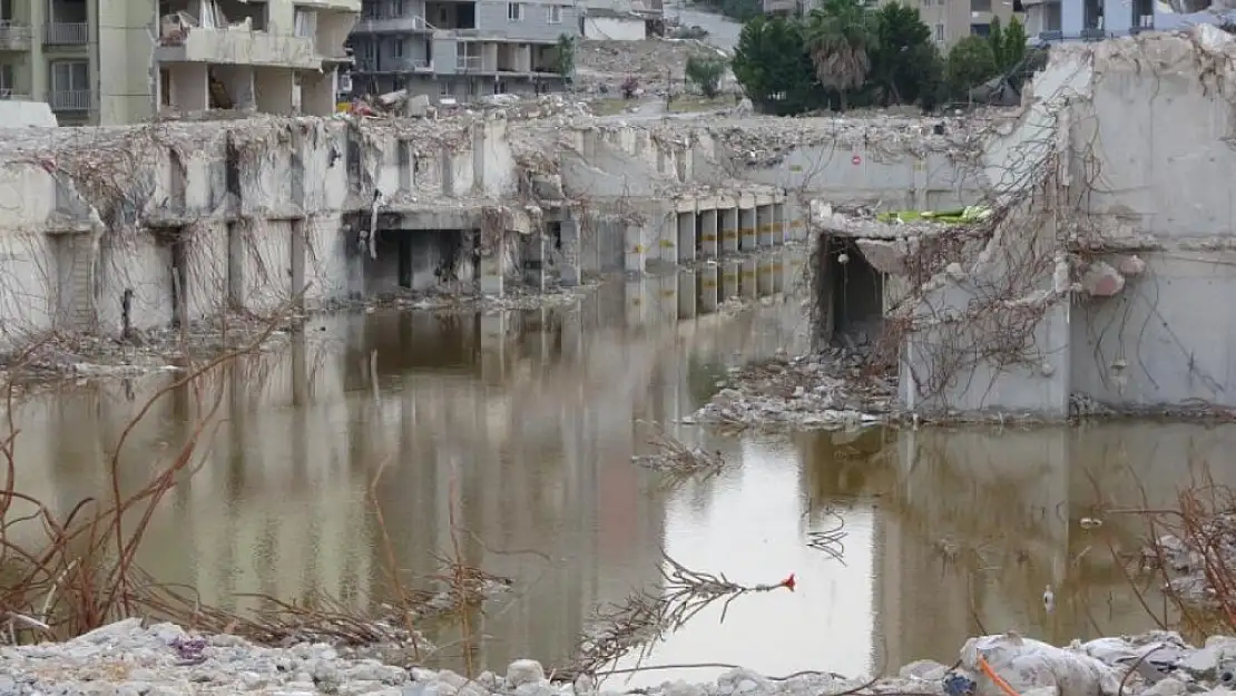 Yüzlerce kişiye mezar olan Rönesans Rezidans'ın enkazı suyla doldu