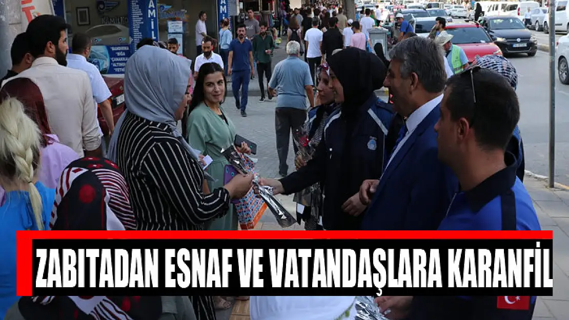 Zabıtadan esnaf ve vatandaşlara karanfil