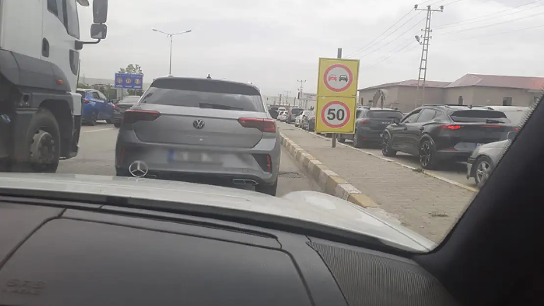 Zamanı iyi ayarlanmamış İpekyolu'ndaki bakım onarım çalışması trafiği kilitledi