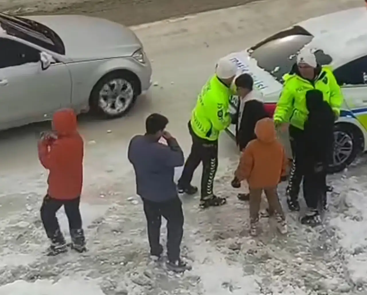 Van'da polis ve çocukların yürekleri ısıtan görüntüsü