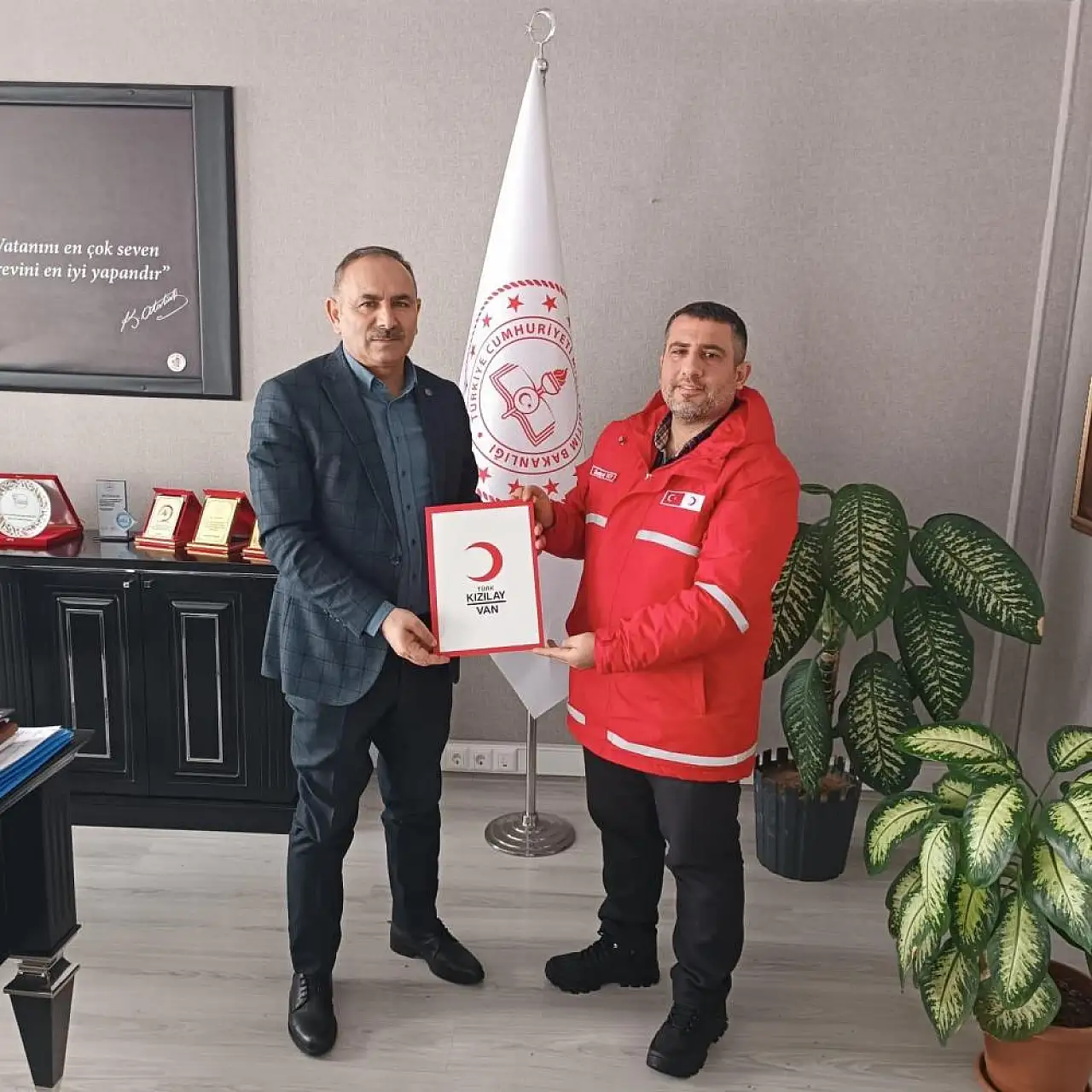 Muradiye'de 16 bin öğrenciye giyim desteği