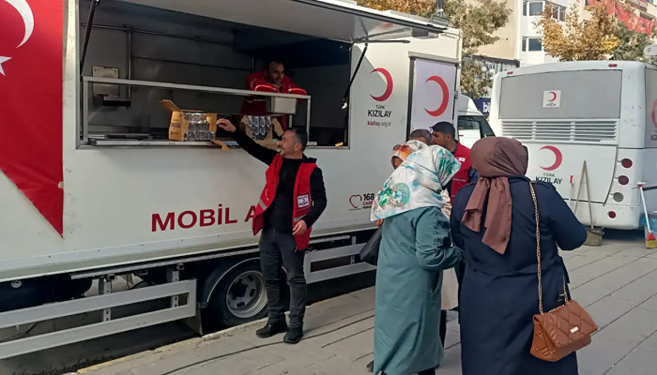 Kızılay Cumhuriyet Bayramı'nda da iş başındaydı