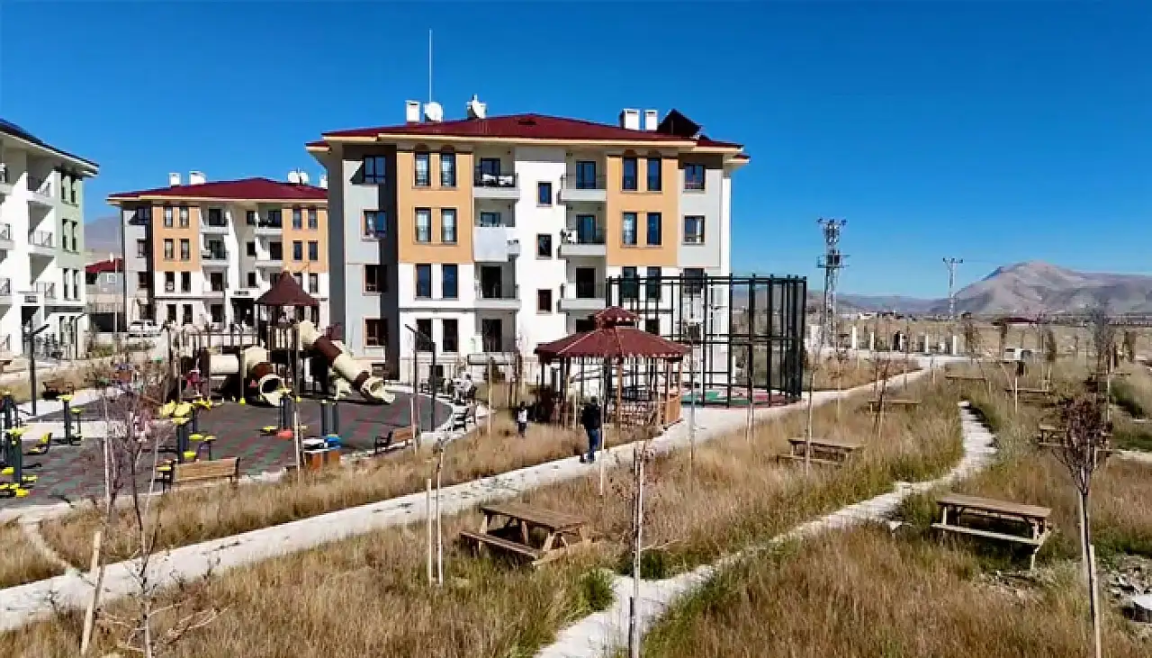 Gürpınar'da 100 sosyal konut hak sahiplerine teslim edildi