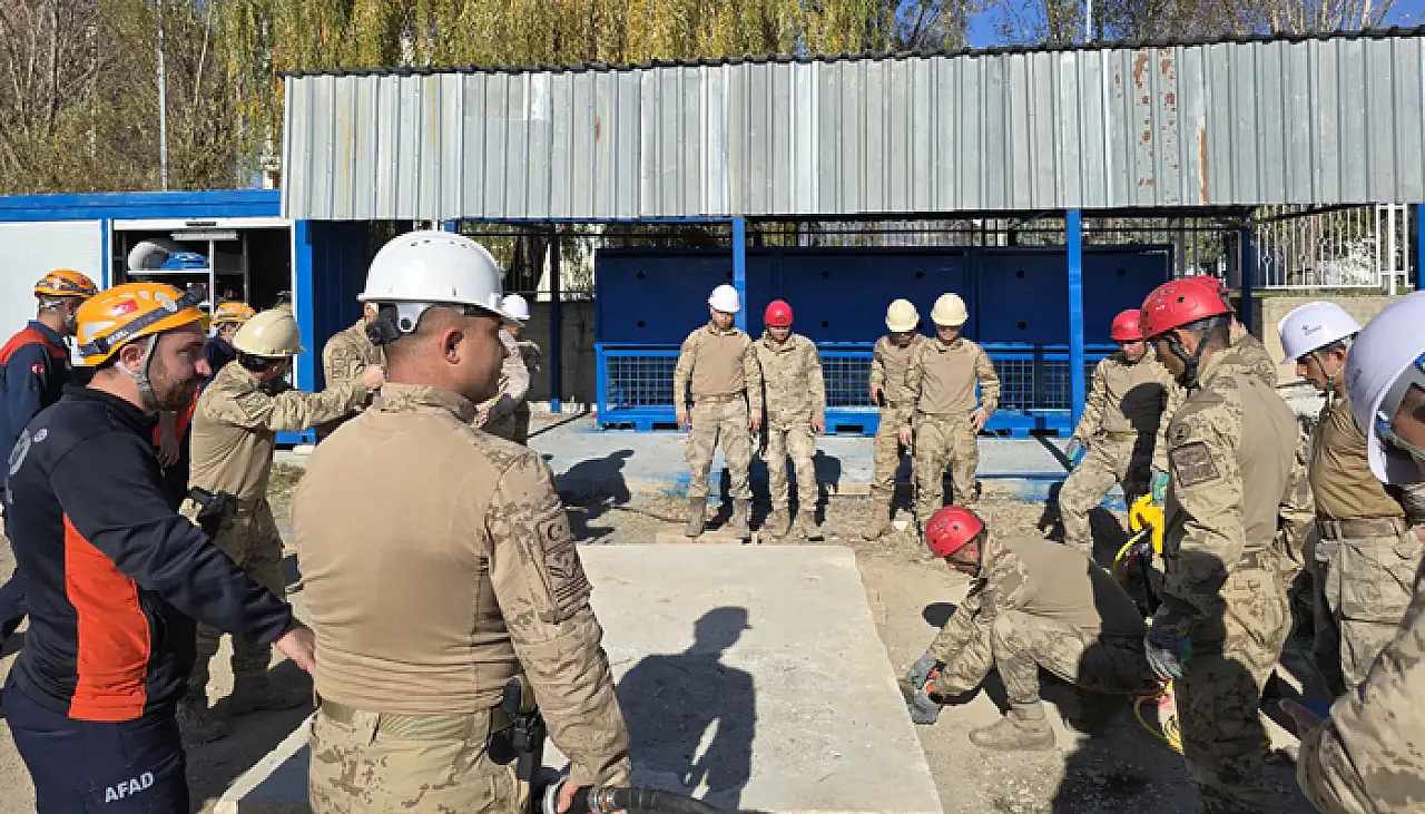 Van'da jandarma komandolarına enkazda arama kurtarma eğitimi