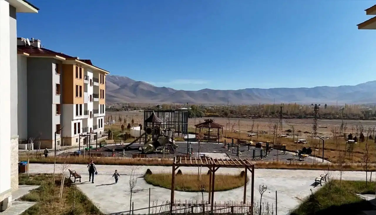 Gürpınar'da 100 sosyal konut hak sahiplerine teslim edildi