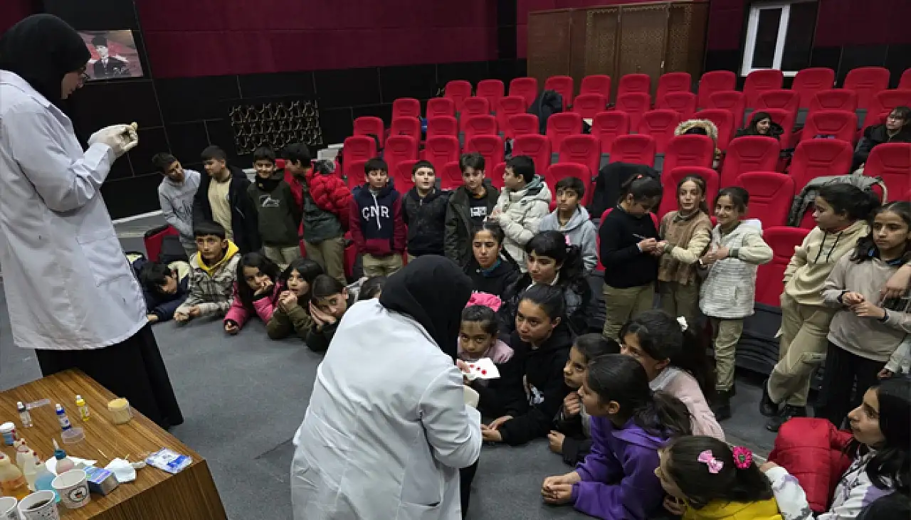 Üniversiteliler öğrencilere umut aşılıyor