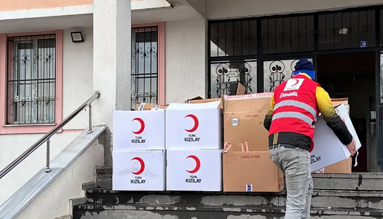 Kızılay Muradiye Şubesi, ihtiyaç sahibi öğrencilerin yanında