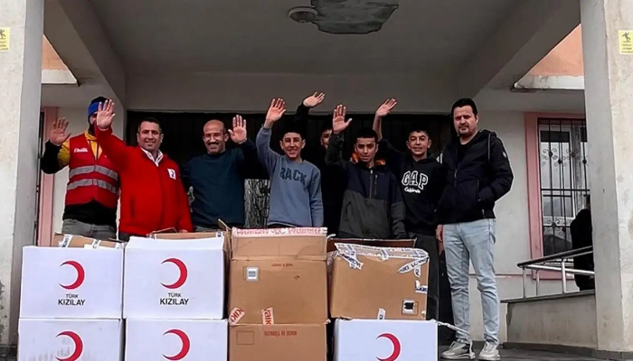 Kızılay Muradiye Şubesi, ihtiyaç sahibi öğrencilerin yanında