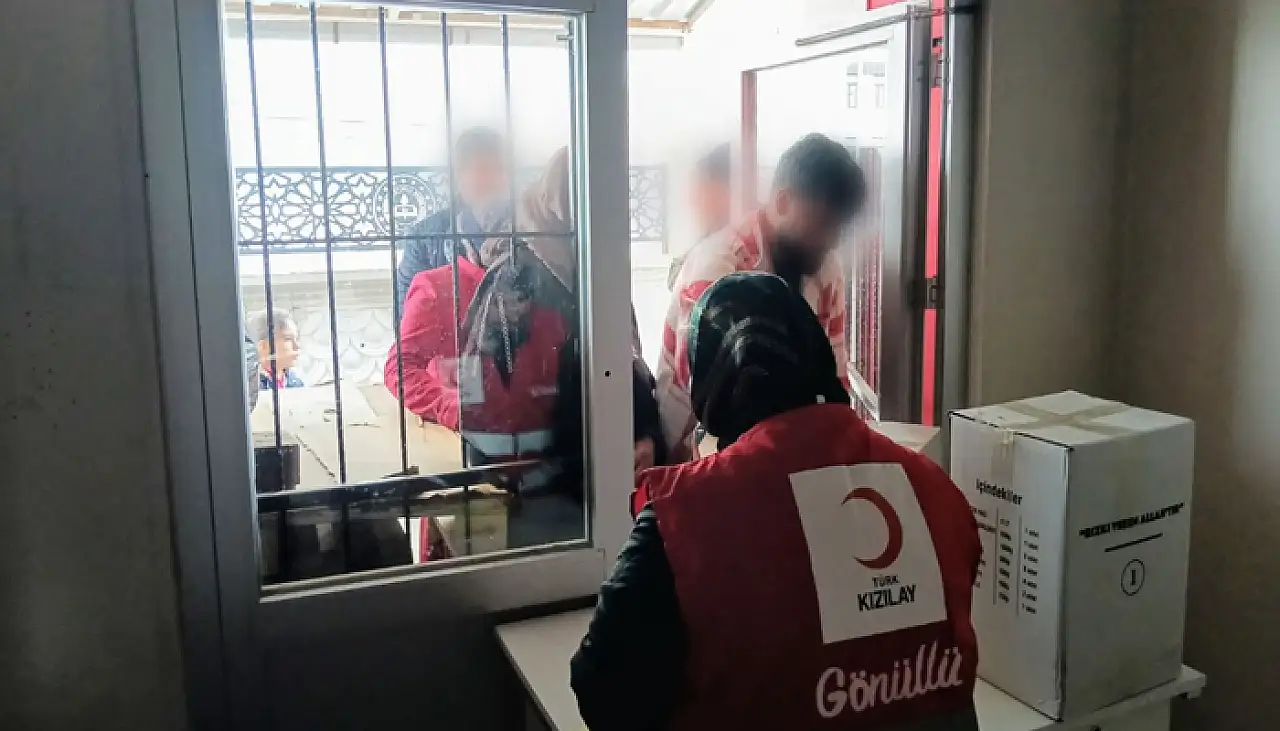 Kızılay Erciş Şubesi, ihtiyaç sahiplerine desteklerini sürdürüyor