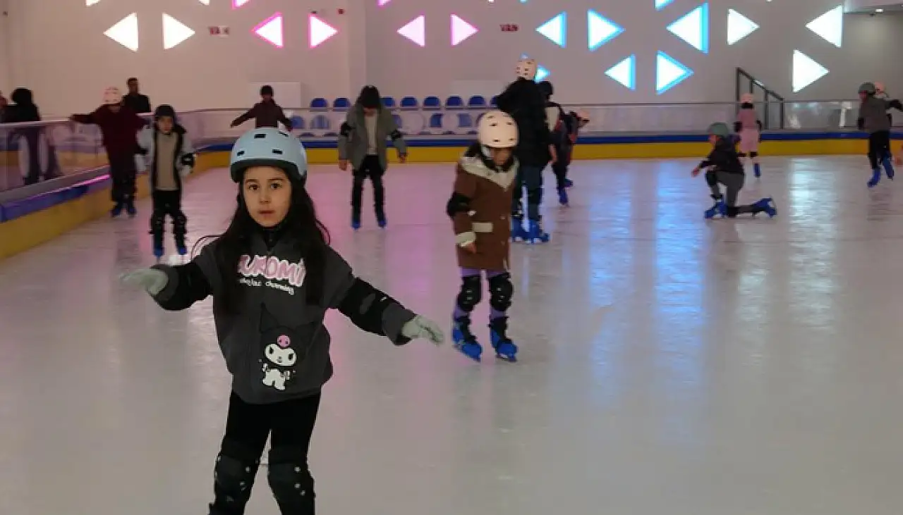 Vanlı çocuklardan buz pateni pistine yoğun ilgi