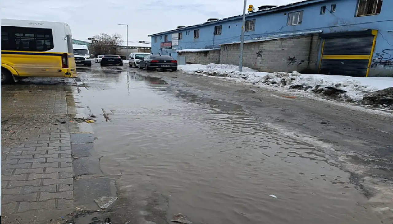 Van Oto Sanayi Sitesinde kar sonrası oluşan göletler tepkiye neden oldu