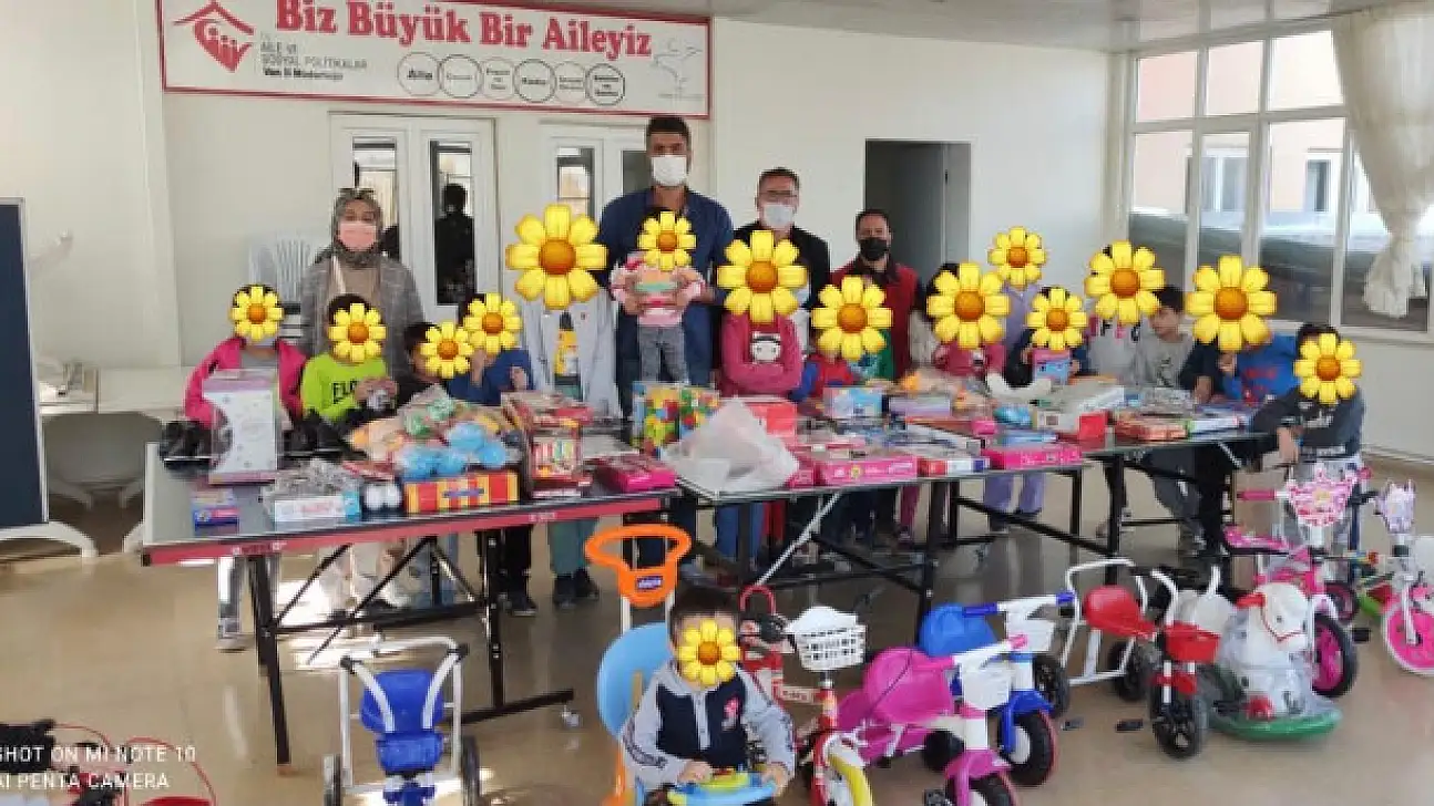 Korumaya muhtaç çocuklara oyuncak, bisiklet ve kitap desteği