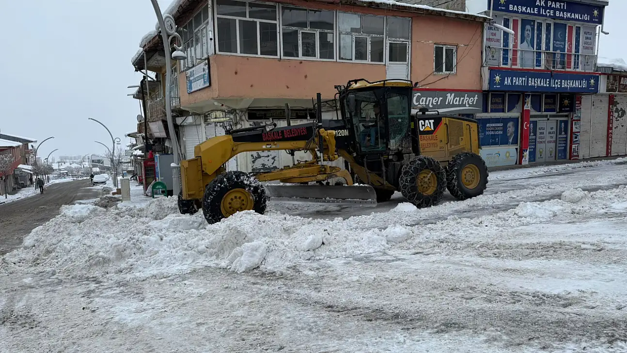 Başkale'de kar temizleme çalışmaları sürüyor
