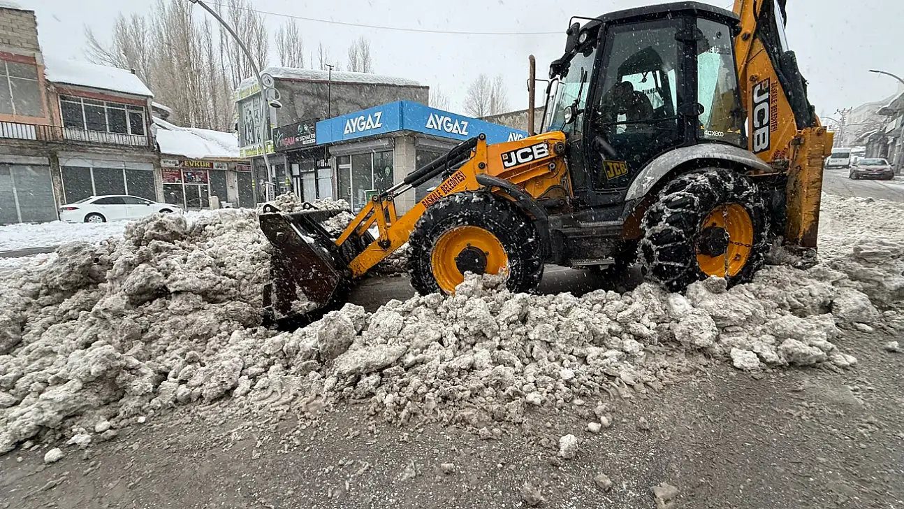 Başkale'de karla mücadele ekipleri sahada