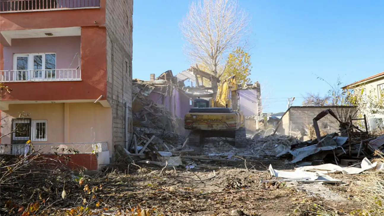 Büyükşehir Hatuniye Caddesi ikinci etapta yıkım çalışması yapıyor