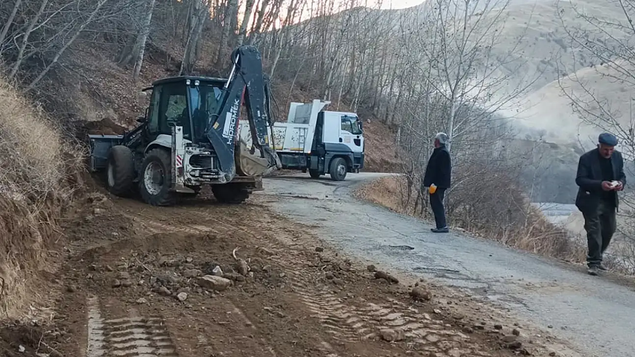 Çatak Belediyesi Alacayer Mahallesi yolunu genişletti