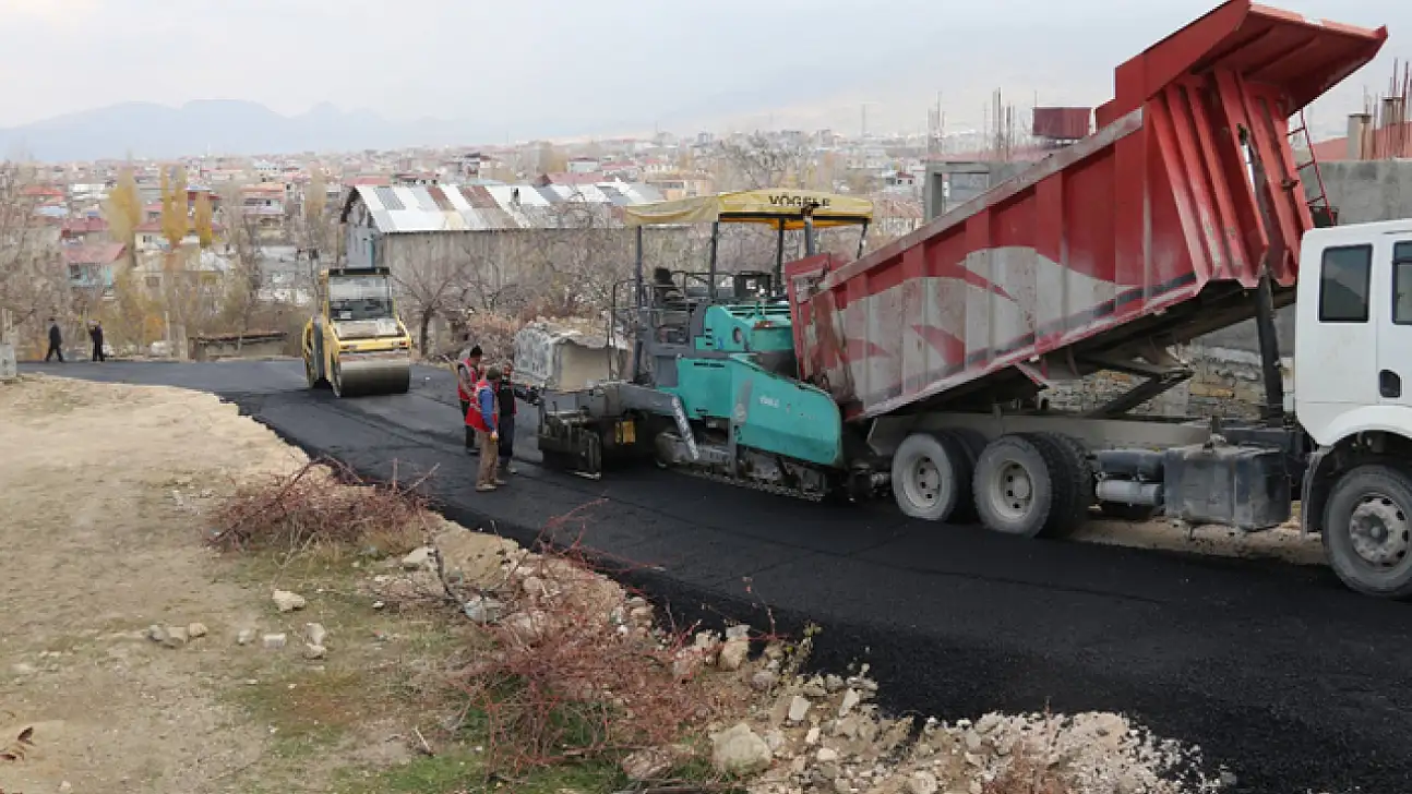 Edremit Belediyesi asfalt çalışmalarını sürdürüyor