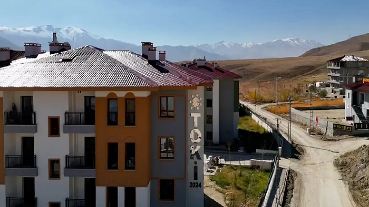 Gürpınar'da 100 sosyal konut hak sahiplerine teslim edildi