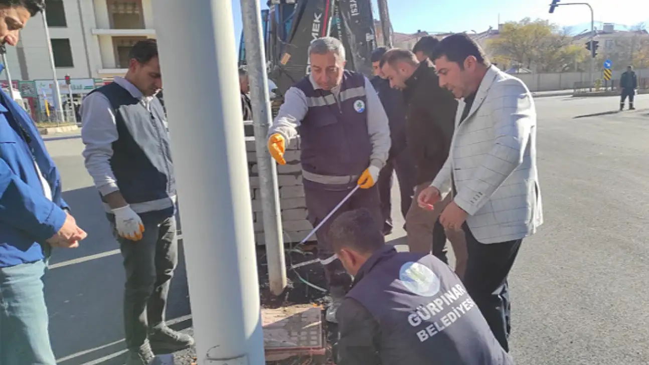 Gürpınar'da orta refüj düzenleme çalışmaları devam ediyor