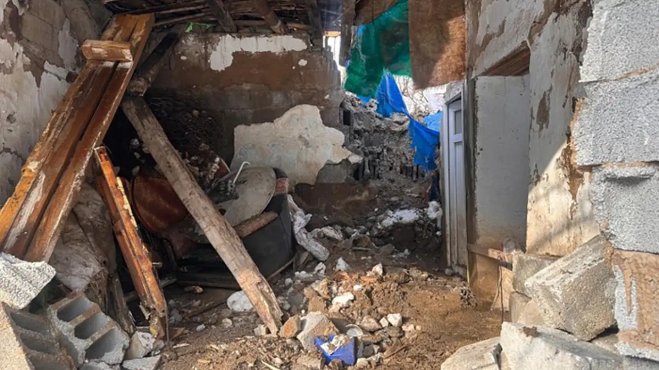 Hakkari'de bir evin üzerine kaya düştü