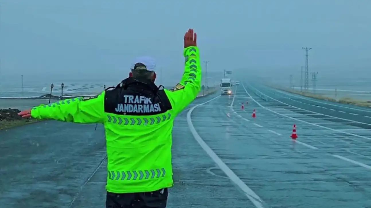 Jandarma trafik ekiplerinden kış lastiği denetimi