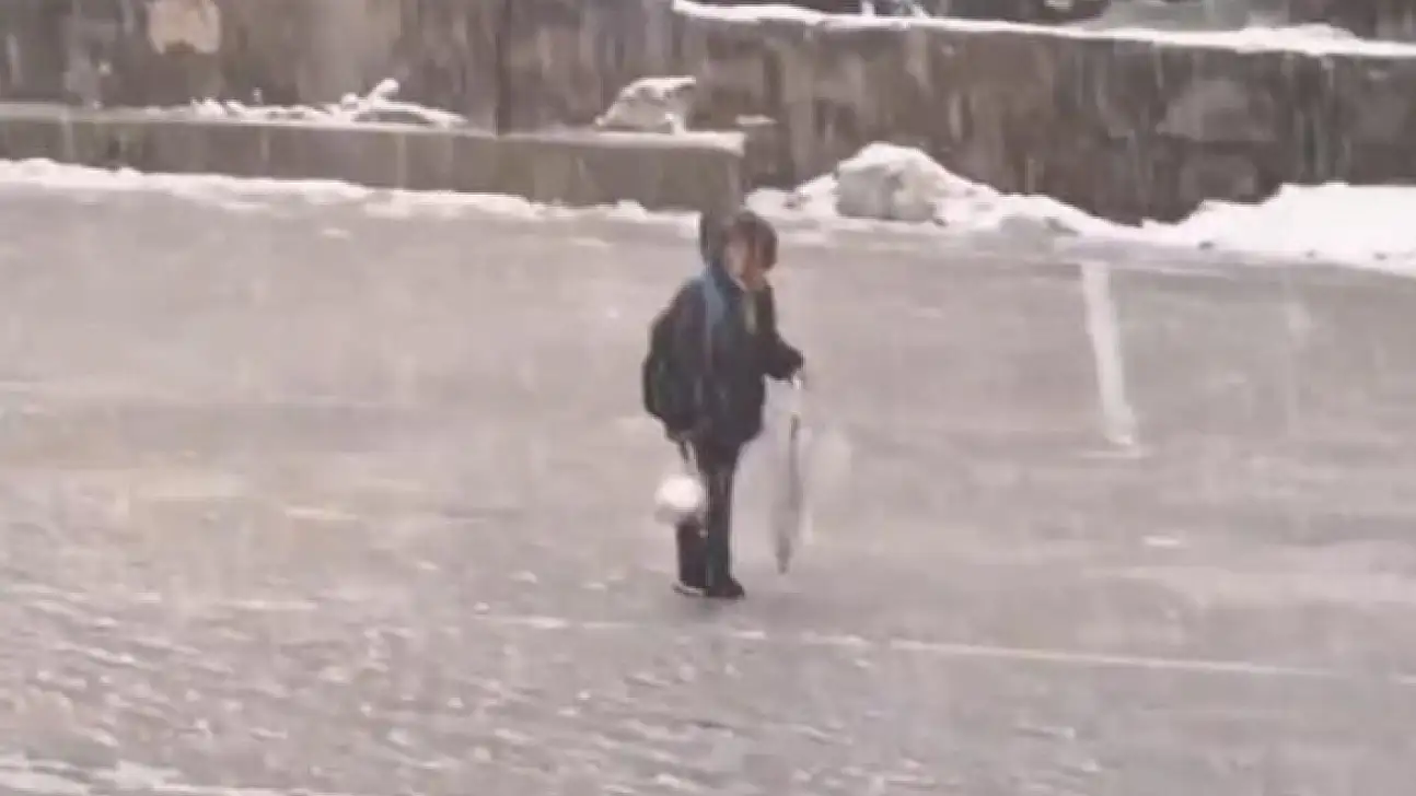 Kar altında İstiklâl Marşı: Minik yürekten büyük coşku