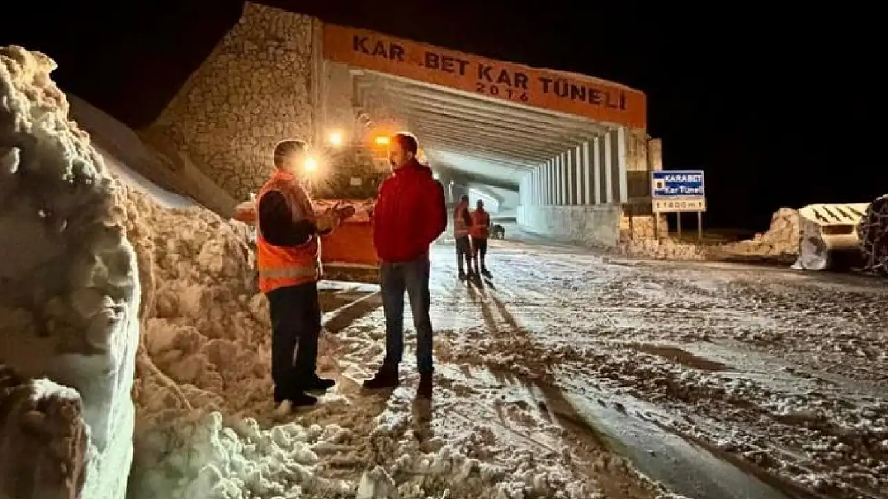 Karabet Geçidi'nde kar yağışı etkili oldu