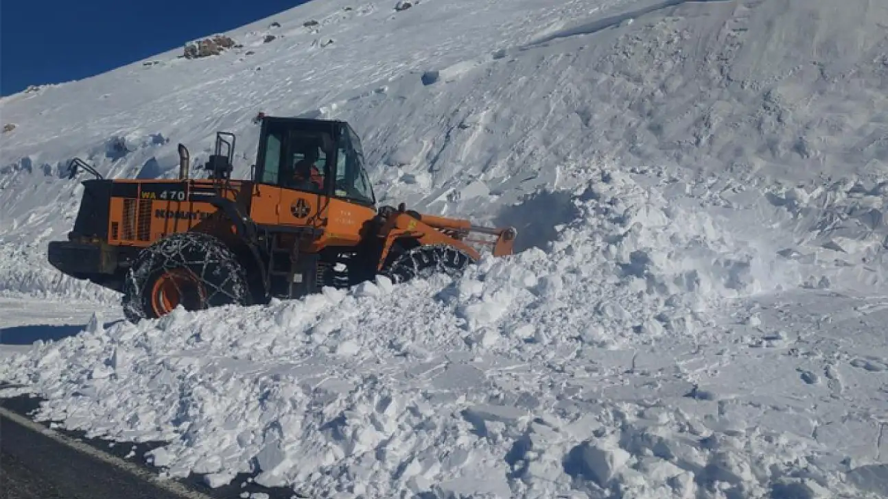 Van-Bahçesaray yolu ulaşıma açıldı