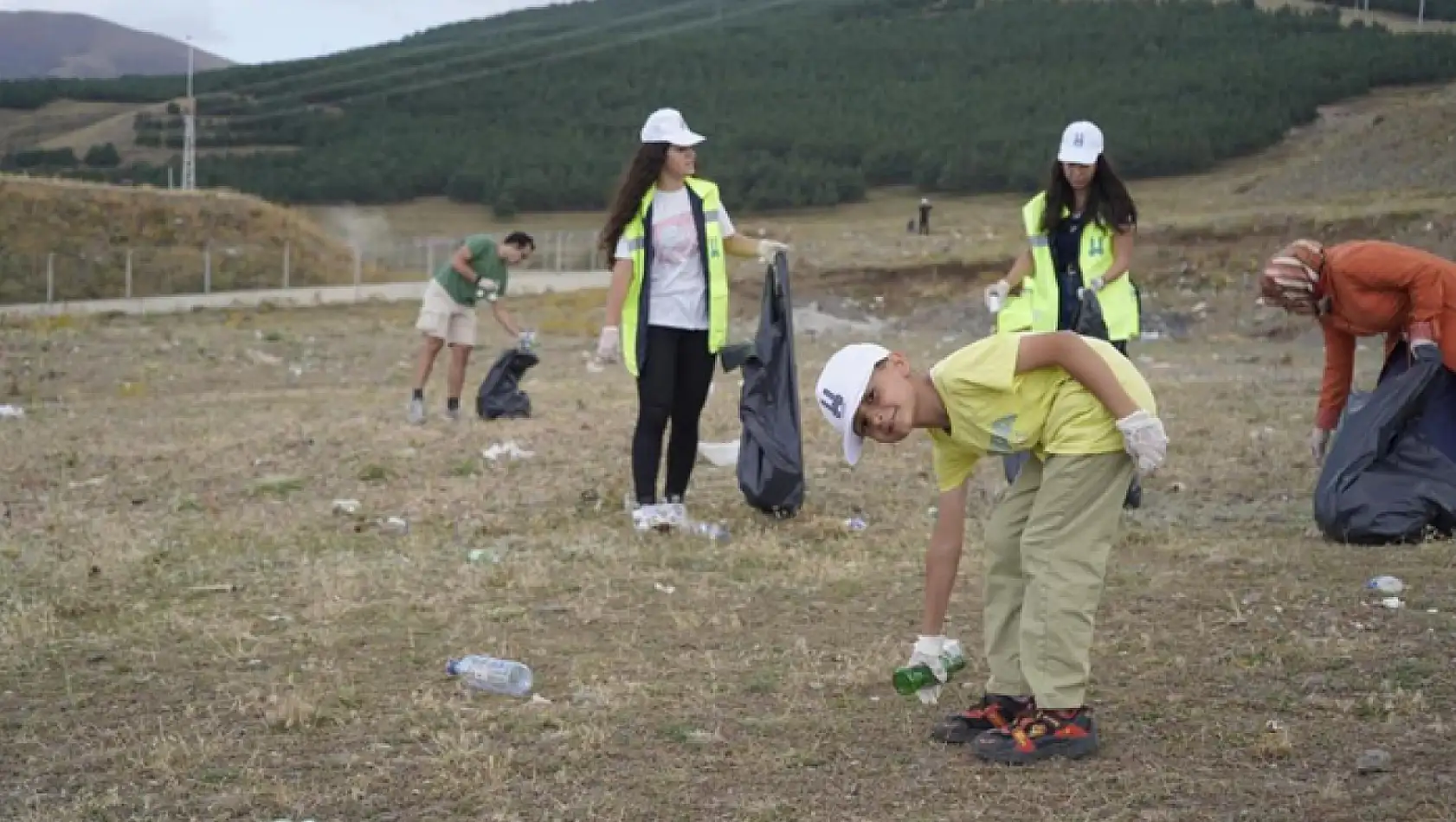 1 tondan fazla çöp topladılar