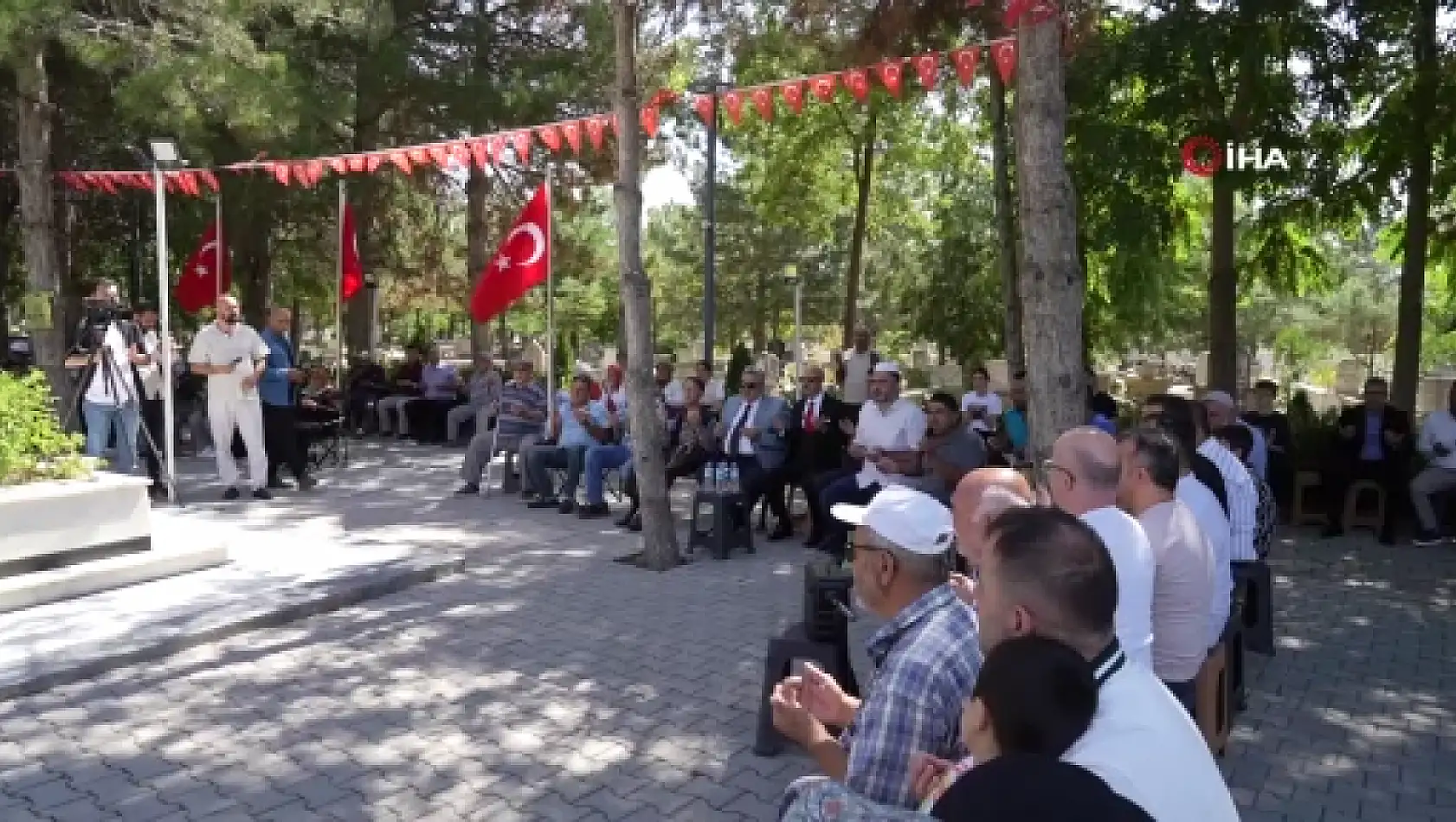 15 Temmuz kahramanı Şehit Ömer Halisdemir'in kabri ziyaretçi akınına uğruyor