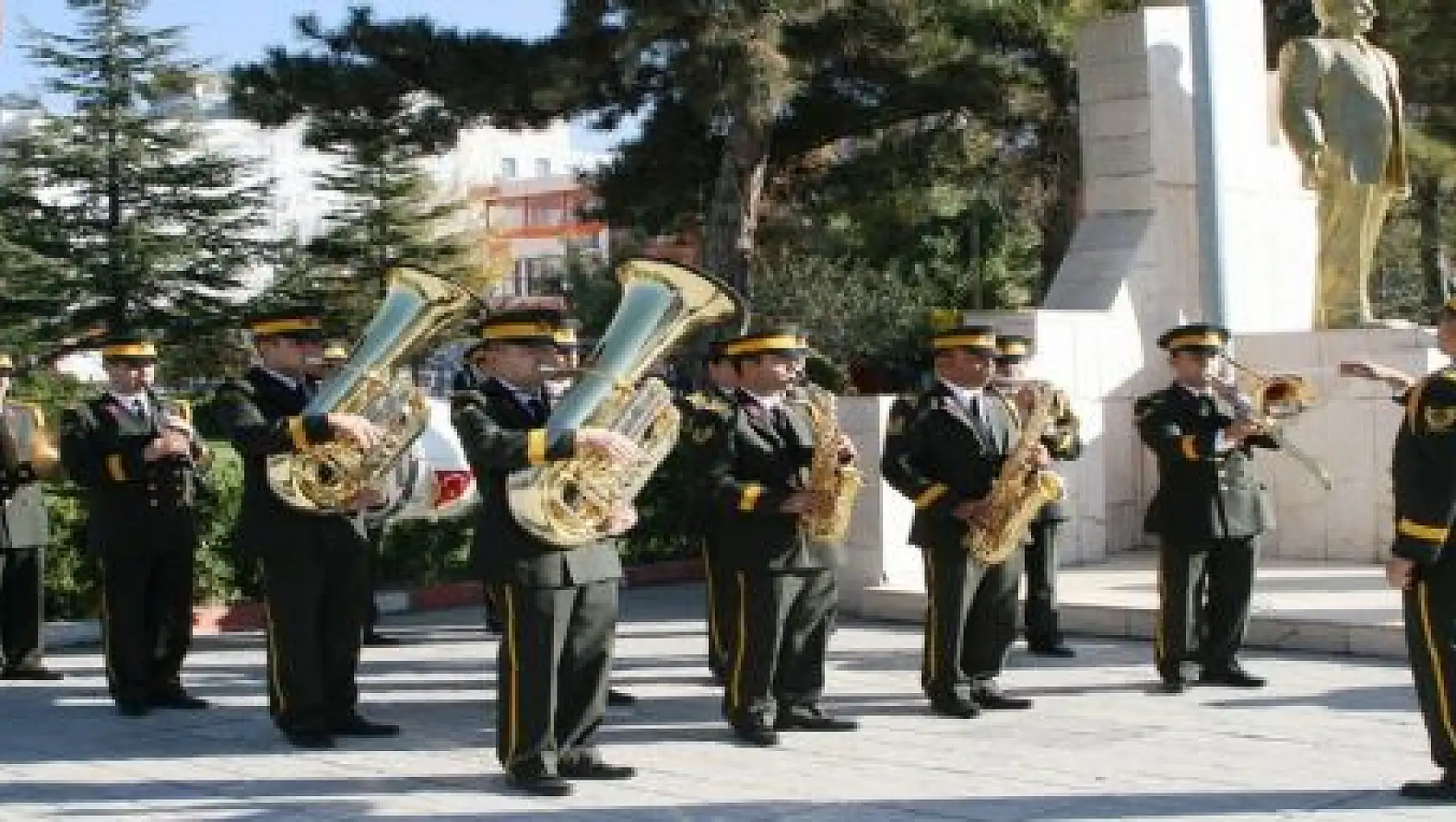 ASKERİ BANDO TAKIMINDAN MİNİ KONSER