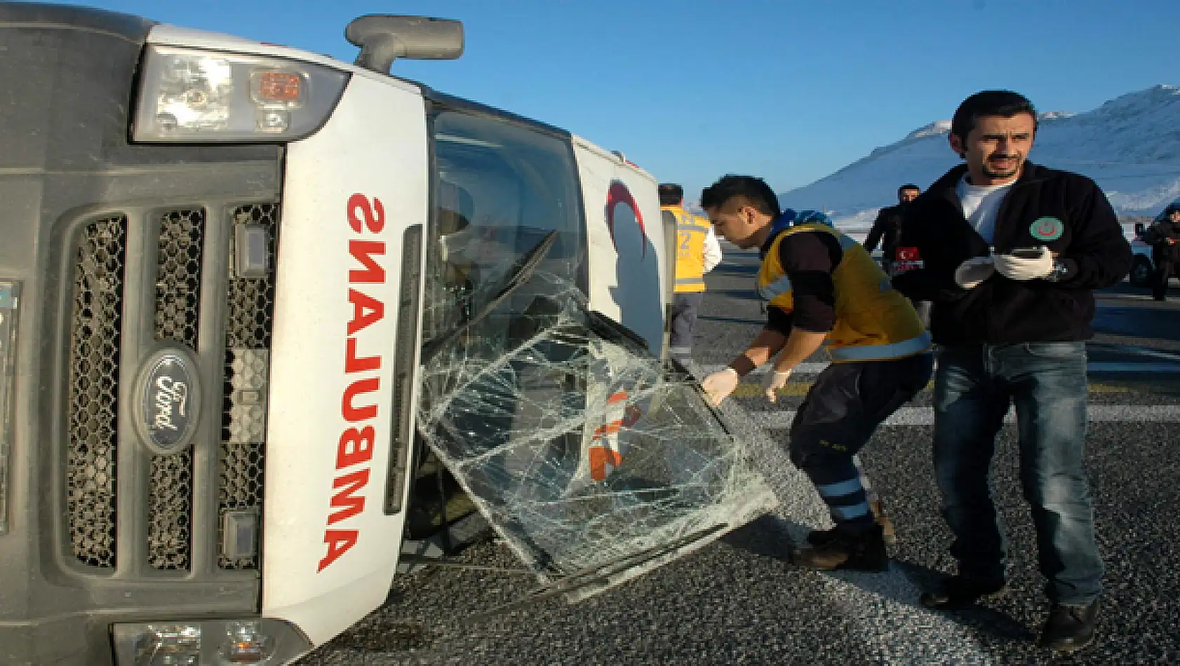 AMBULANS KAZA YAPTI: 4 YARALI 