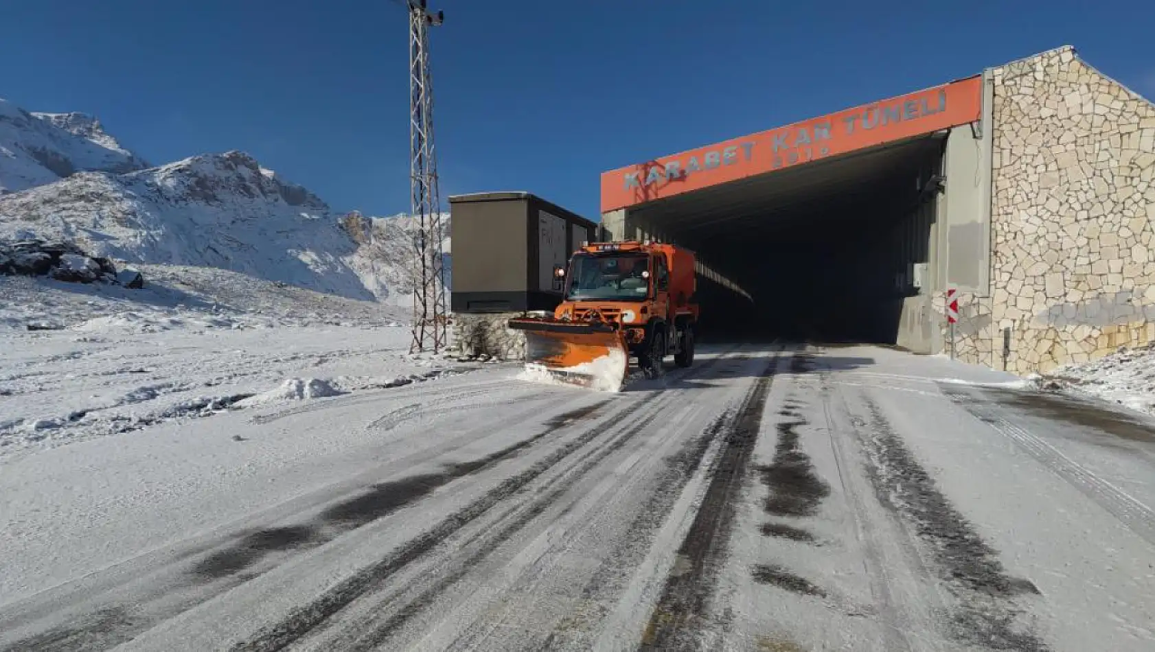 3 bin rakımlı Karabet Geçidi'nde kar mesai erken başladı